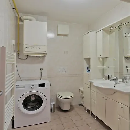 Robert 3 With Garage Apartma